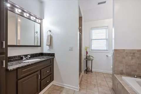 Bath - 5877 N Central Ave, Chicago, IL 60646 photo 2 of 4