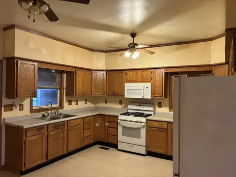 1613 W 1st St, Dixon, IL 61021 photo 4