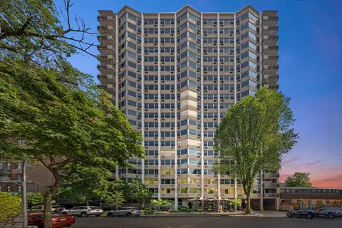 555 W Cornelia Ave #210, Chicago, IL 60657