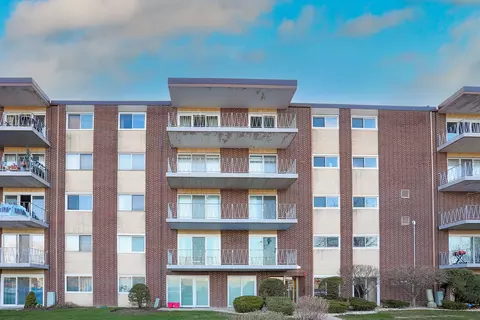 2900 Maple Ave #19E, Downers Grove, IL 60515
