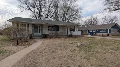 1 Parkwood Dr, Davenport, IA 52803