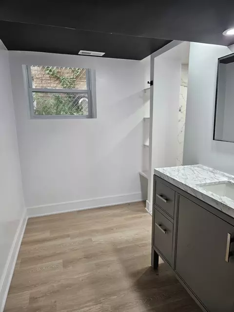 Bath - 5402 N Mobile Ave, Chicago, IL 60630 photo 7 of 9