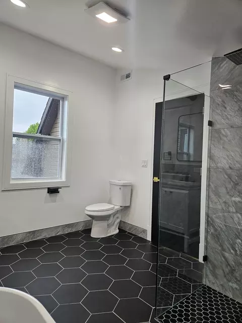 Bath - 5402 N Mobile Ave, Chicago, IL 60630 photo 4 of 9