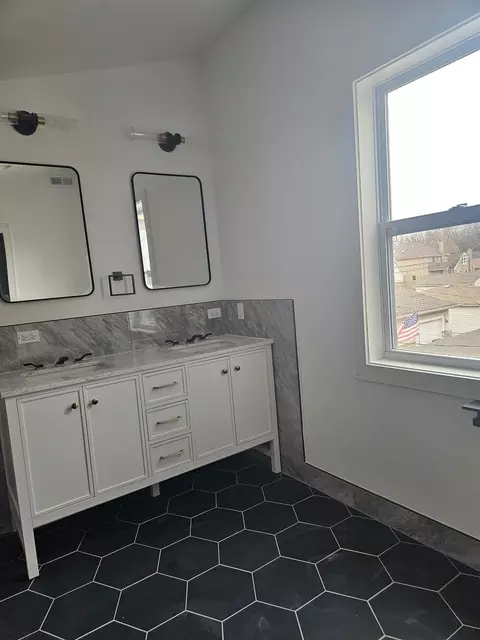 Bath - 5402 N Mobile Ave, Chicago, IL 60630 photo 2 of 9