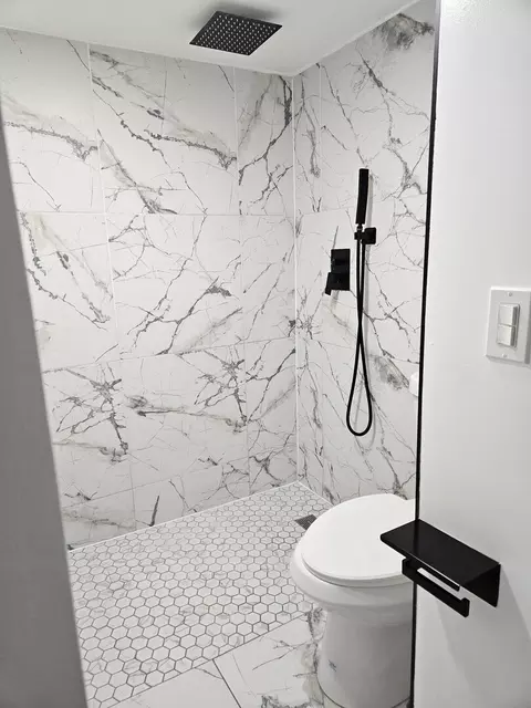 Bath - 5402 N Mobile Ave, Chicago, IL 60630 photo 8 of 9