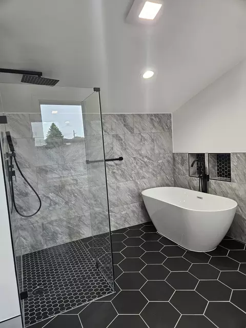 Bath - 5402 N Mobile Ave, Chicago, IL 60630 photo 3 of 9