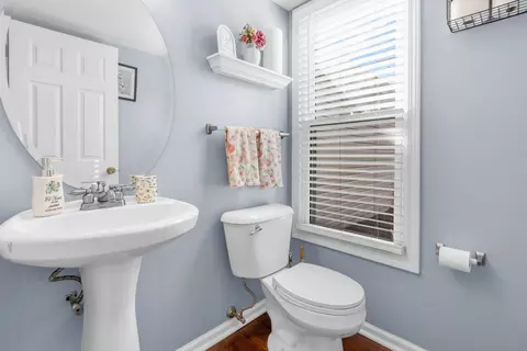 Bath - 1475 Misthaven Ln, Elgin, IL 60123 photo 1 of 7