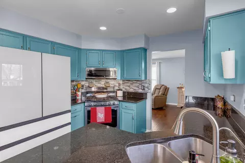 Kitchen - 1475 Misthaven Ln, Elgin, IL 60123 photo 2 of 4