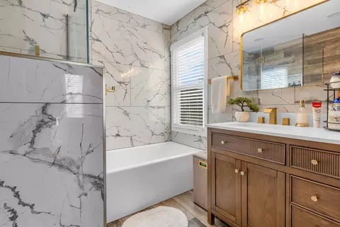 Bath - 1475 Misthaven Ln, Elgin, IL 60123 photo 4 of 7