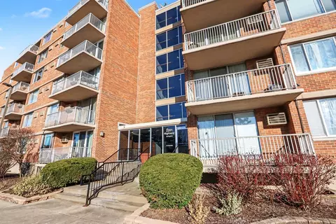 2201 S Highland Ave #4L, Lombard, IL 60148