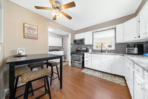 Kitchen - 5145 State Rd, Burbank, IL 60459 photo 2 of 3