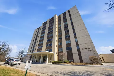 141 N La Grange Rd #806, La Grange, IL 60525