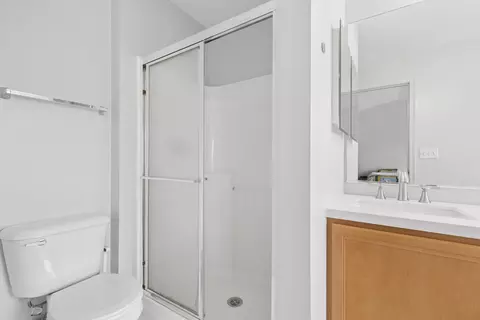 Bath - 77 Lee Ct, Winfield, IL 60190 photo 3 of 4