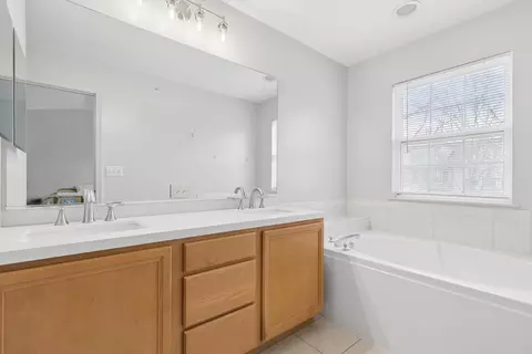 Bath - 77 Lee Ct, Winfield, IL 60190 photo 2 of 4