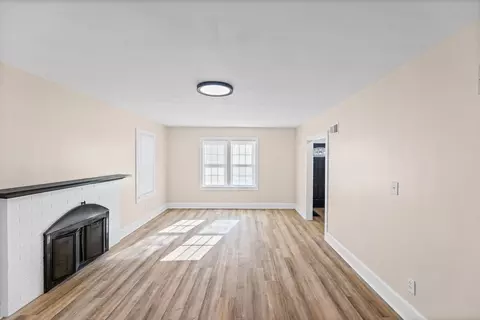 Living - 418 Cedar St, Centralia, IL 62801 photo 3 of 6