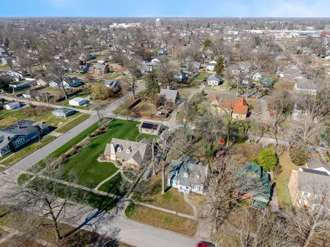 View/Area - 418 Cedar St, Centralia, IL 62801 photo 3 of 11