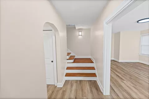Entry Way - 418 Cedar St, Centralia, IL 62801 photo 3 of 10