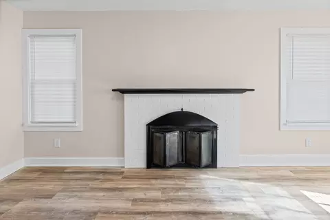 Living - 418 Cedar St, Centralia, IL 62801 photo 4 of 6