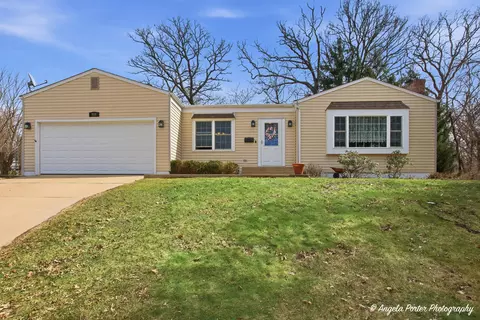 916 Essex Ct, Mchenry, IL 60050