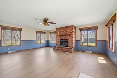 Living - 2594 E 1069th Rd, Ottawa, IL 61350 photo 6 of 8