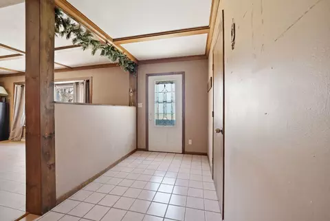 Entry Way - 2594 E 1069th Rd, Ottawa, IL 61350 photo 1 of 4