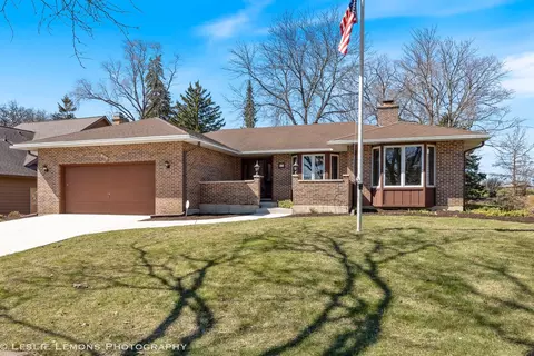 850 Abbey Dr, Glen Ellyn, IL 60137