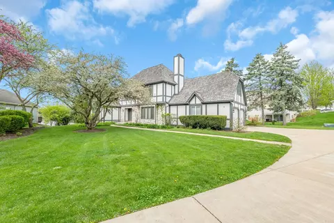 8 Heaton Ct, Sugar Grove, IL 60554