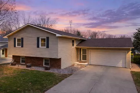 1305 Nicki Dr, Bloomington, IL 61704