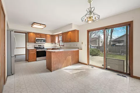 2176 Jordan Ln, Elgin, IL 60123 photo 3