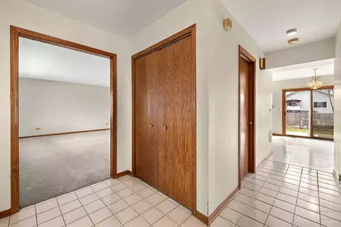 2176 Jordan Ln, Elgin, IL 60123 photo 12