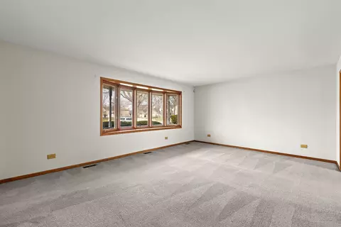 2176 Jordan Ln, Elgin, IL 60123 photo 9