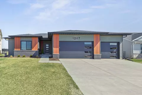 1207 Colonial Ct, Eldridge, IA 52748