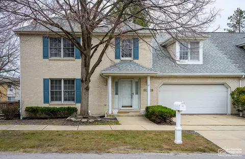 16 W536 58th St, Clarendon Hills, IL 60514