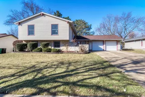 182 Lockwood Ln, Bloomingdale, IL 60108