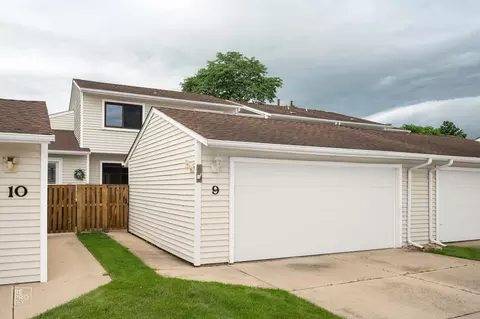 9 Wake Robin Ct, Woodridge, IL 60517