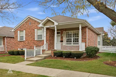 9430 Georgetown Sq, Orland Park, IL 60467