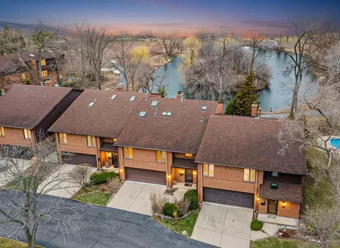 300 Boardwalk Pl, Park Ridge, IL 60068