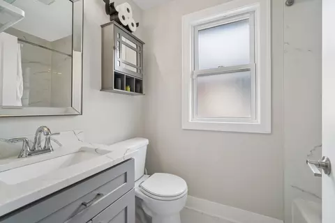 Bath - 933 Mcdaniel Ave, Evanston, IL 60202 photo 1 of 2