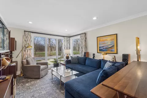 Living - 933 Mcdaniel Ave, Evanston, IL 60202 photo 1 of 3
