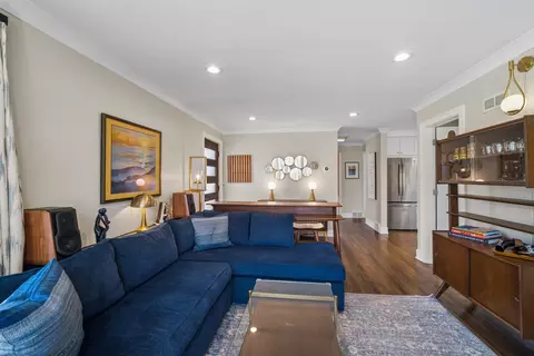 Living - 933 Mcdaniel Ave, Evanston, IL 60202 photo 2 of 3