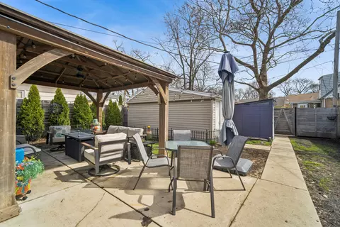 Exterior - 933 Mcdaniel Ave, Evanston, IL 60202 photo 5 of 6