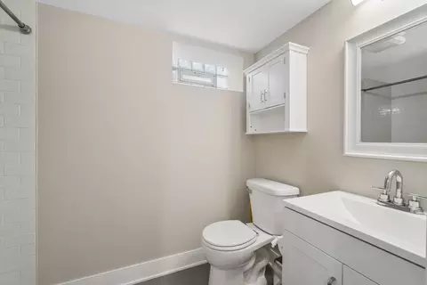 Bath - 933 Mcdaniel Ave, Evanston, IL 60202 photo 2 of 2