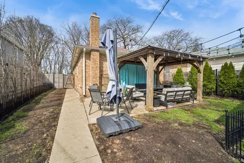 Exterior - 933 Mcdaniel Ave, Evanston, IL 60202 photo 6 of 6
