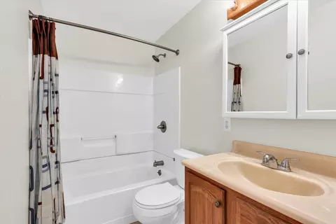 Bath - 2705 Willowpark Dr, Champaign, IL 61821 photo 1 of 1