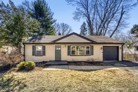 3 Sunset Ln, Algonquin, IL 60102