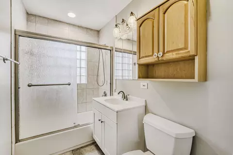 Bath - 3 Sunset Ln, Algonquin, IL 60102 photo 1 of 4