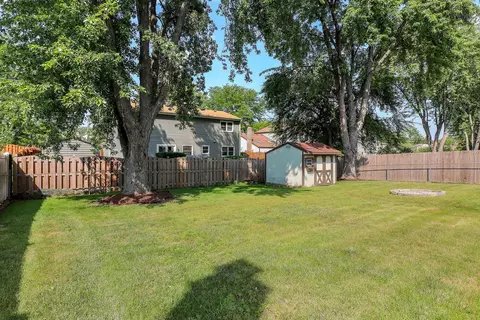 Exterior - 812 W Appletree Ln, Bartlett, IL 60103 photo 3 of 4