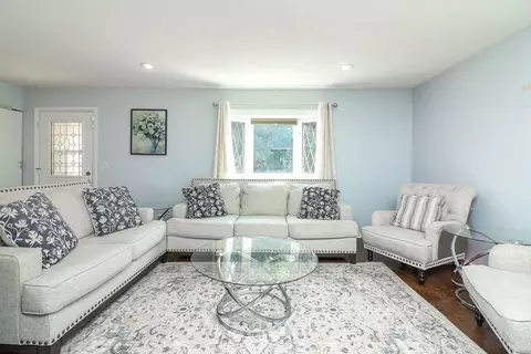 Living - 812 W Appletree Ln, Bartlett, IL 60103 photo 1 of 4