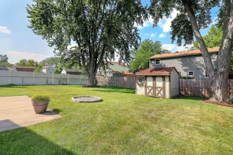 Exterior - 812 W Appletree Ln, Bartlett, IL 60103 photo 2 of 4