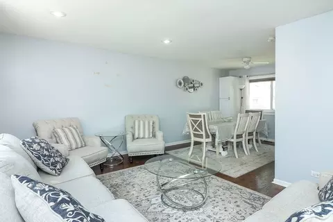 Living - 812 W Appletree Ln, Bartlett, IL 60103 photo 2 of 4